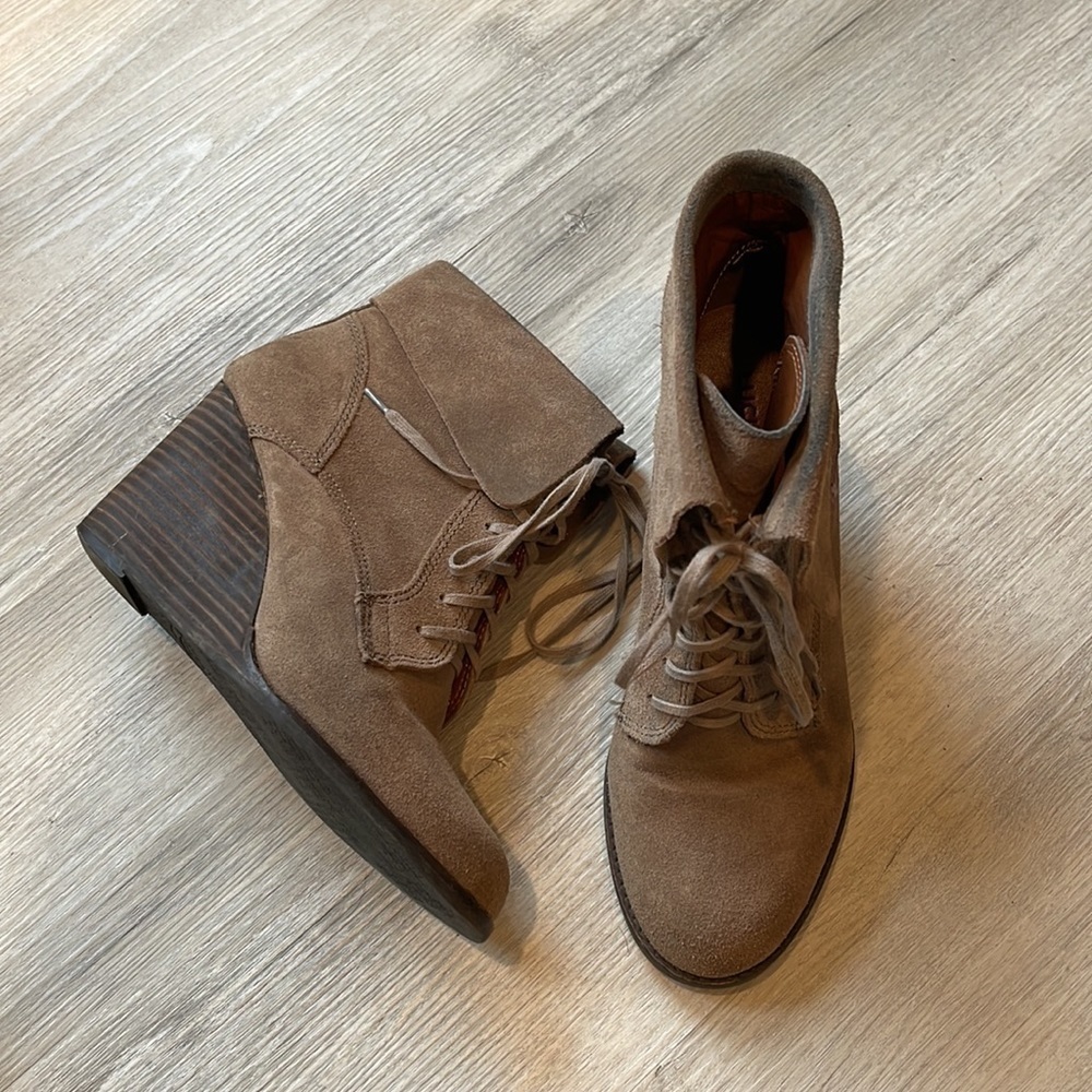 Lucky Brand Yuzu taupe beige tan suede lace up wedge ankle boot size 7.5